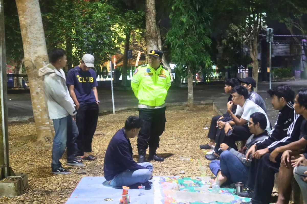 Personel Polres Ciamis menggelar Kegiatan Rutin yang Ditingkatkan (KRYD) dengan menyasar sejumlah titik rawan gangguan kamtibmas di wilayah Kabupaten Ciamis, Sabtu (22/8/2026) malam. Shotlist.id/Foto: FL