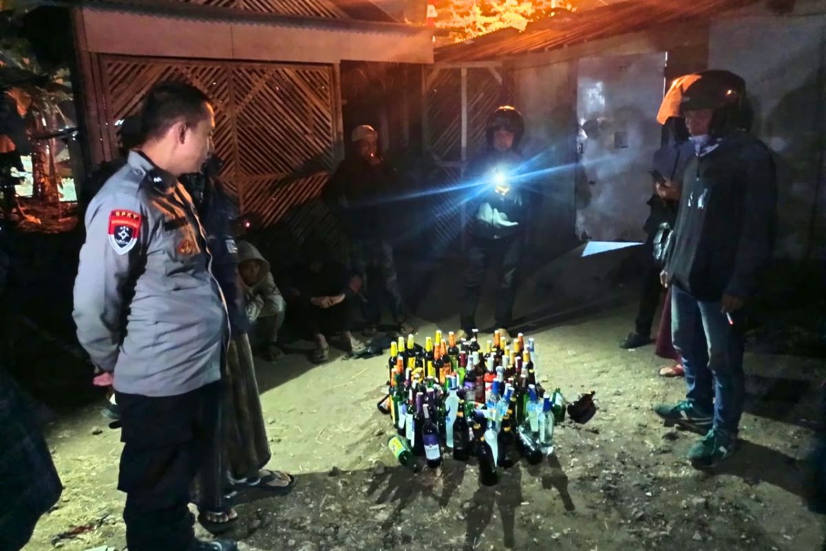 Petugas gabungan Polsek Cihaurbeuti, Koramil dan elemen masyarakat menggelar Operasi Pekat dengan menyasar peredaran minuman keras di wilayah Kecamatan Cihaurbeuti, Senin (24/8/2026) malam. Shotlist.id/Foto: Istimewa