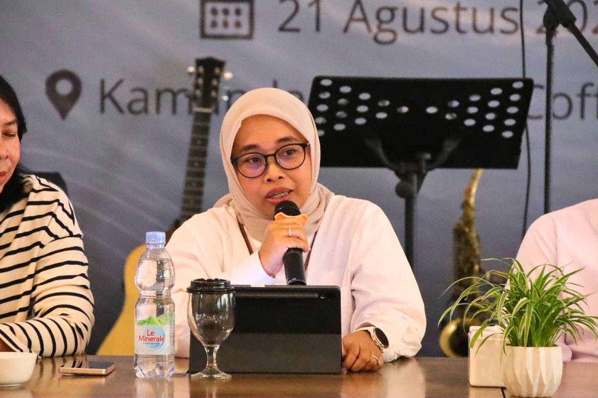 Kepala OJK Tasikmalaya Nofa Hermawati menyampaikan perkembangan sektor jasa keuangan di wilayah Priangan Timur hingga Juni 2026 yang dinilai stabil dan terjaga, Rabu (26/8/2026). Shotlist.id/Foto: Dok. OJK Tasikmalaya