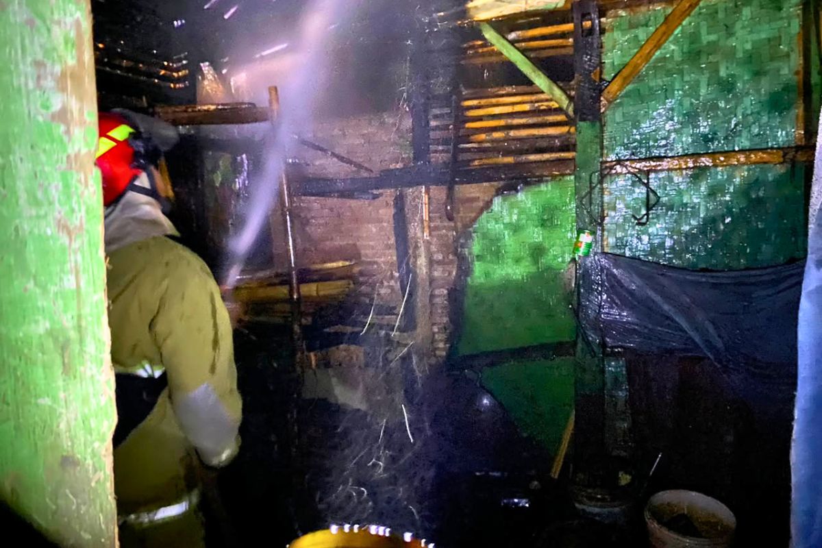 Petugas Damkar Pos WMK Banjarsari melakukan pemadaman dan pendinginan setelah dapur rumah warga Desa Sindangrasa, Ciamis, terbakar akibat bara tungku. Shotlist.id/Foto: Istimewa