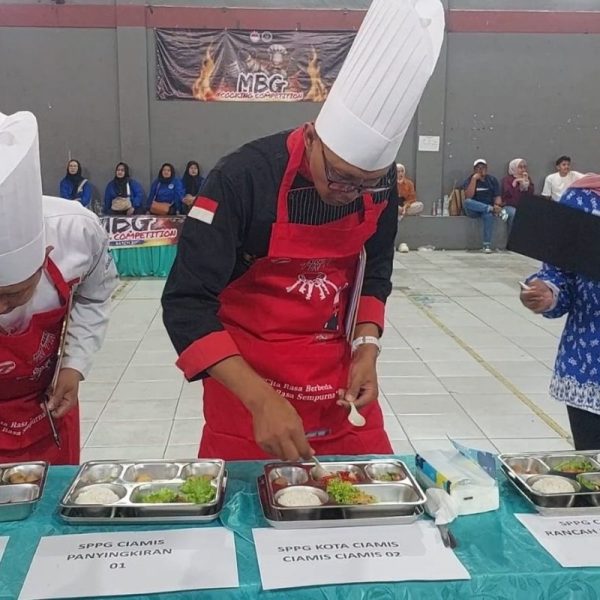 Sebanyak 11 juru masak dapur Program Makan Bergizi Gratis mengikuti kompetisi memasak yang digelar Indonesian Chef Association di GOR Desa Panyikiran, Ciamis, Sabtu (29/8/2026). Foto: Boy/Shotlist.id