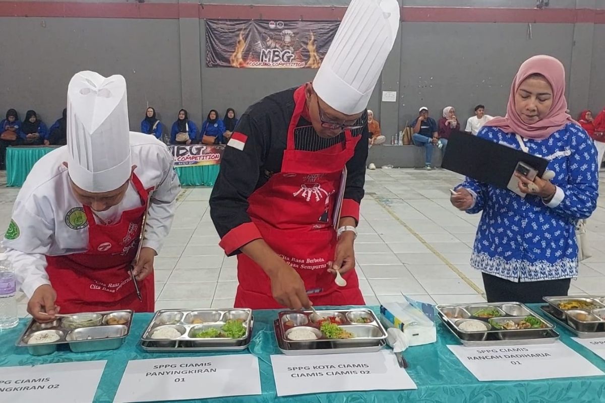 Sebanyak 11 juru masak dapur Program Makan Bergizi Gratis mengikuti kompetisi memasak yang digelar Indonesian Chef Association di GOR Desa Panyikiran, Ciamis, Sabtu (29/8/2026). Foto: Boy/Shotlist.id