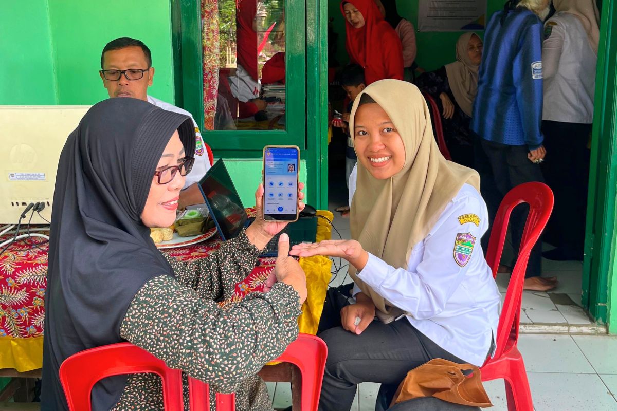 Kelurahan Sindangrasa menjadi pelopor aktivasi IKD oleh aparatur kelurahan di Ciamis. Disdukcapil menargetkan seluruh desa dan kelurahan dapat melayani aktivasi IKD, Rabu (5/8/2026). Shotlist.id/Foto: FL