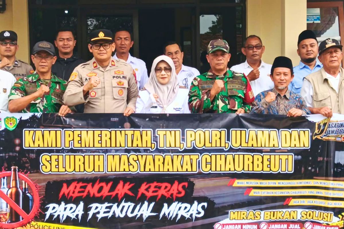 Polsek Cihaurbeuti bersama Forkopimcam, TNI, ulama dan masyarakat memasang spanduk penolakan peredaran miras di tiga titik rawan, Rabu (26/8/2026). Shotlist.id/Foto: Istimewa