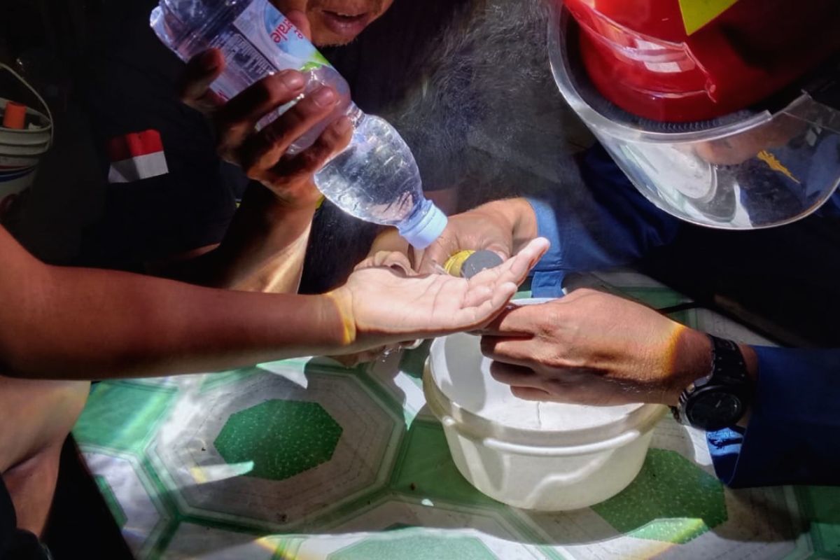 Petugas UPTD Damkar Ciamis mengevakuasi cincin berbahan stainless yang macet di jari telunjuk seorang pelajar asal Desa Pawindan, Kecamatan Ciamis, Senin (3/8/2026). Shotlist.id/Foto: YT