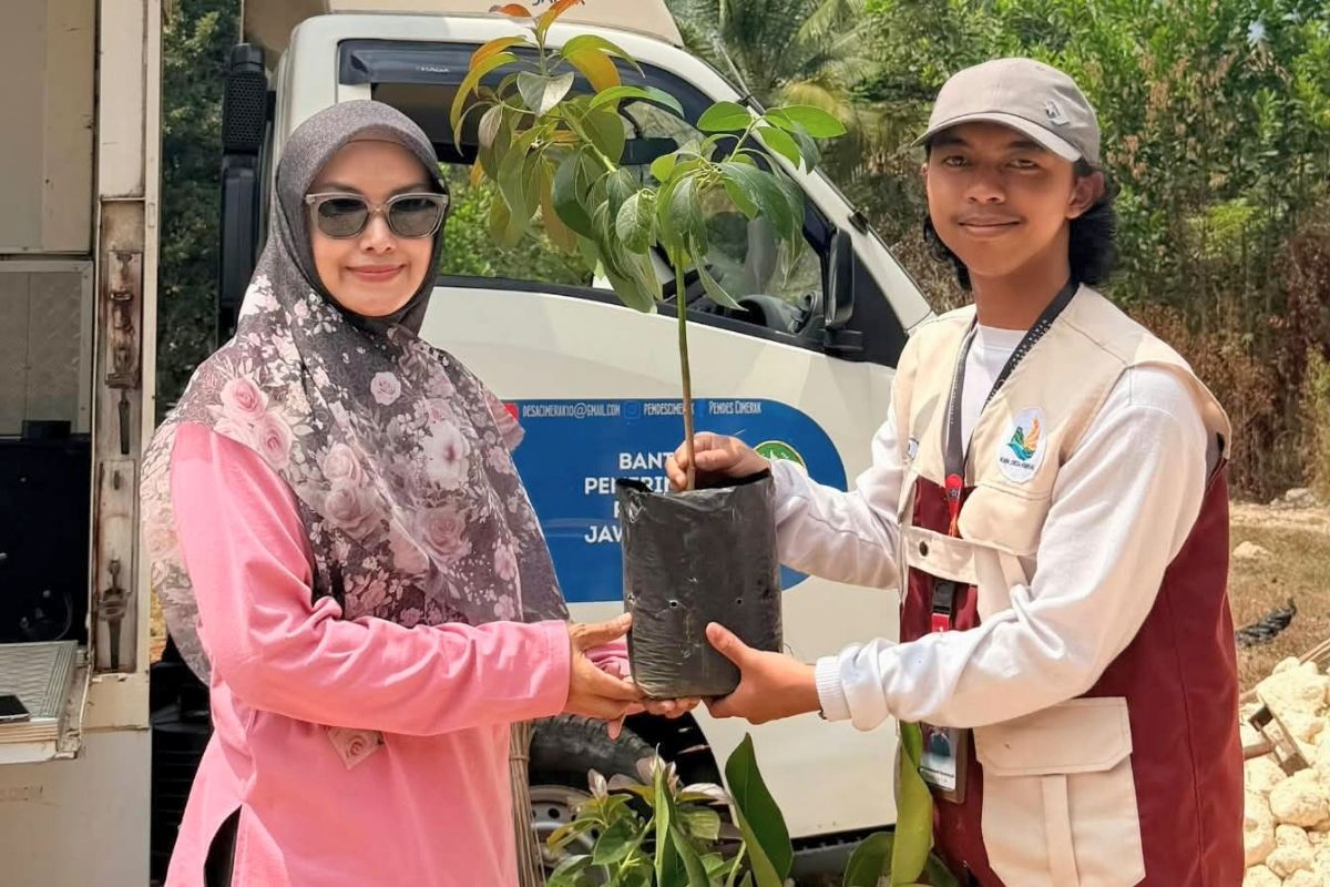 Mahasiswa KKN Unigal mengajak warga Cimerak Pangandaran mengolah sampah organik menjadi kompos dan memanfaatkan pekarangan untuk pangan. Shotlist.id/Foto: Istimewa