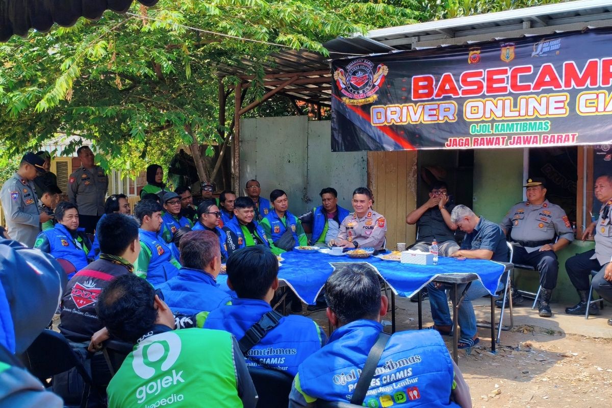 Kapolres Ciamis AKBP Eko Iskandar berdialog bersama Komunitas Ojol Kamtibmas Kabupaten Ciamis dalam kegiatan Ngopi Bareng Kapolres Ciamis. Shotlist.id/Foto: Istimewa