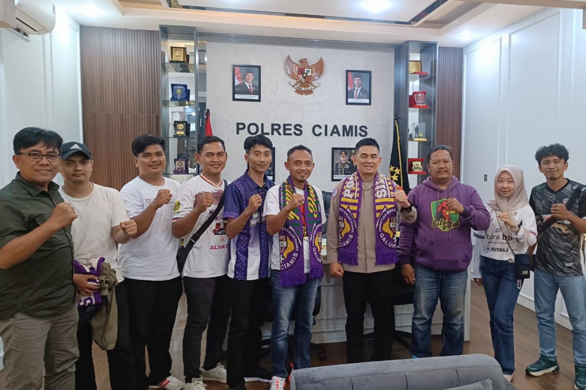 Kapolres Ciamis AKBP Eko Iskandar bersama perwakilan Balad Galuh saat silaturahmi menjelang bergulirnya Championship Liga 2 2026. Shotlist.id/Foto: Istimewa