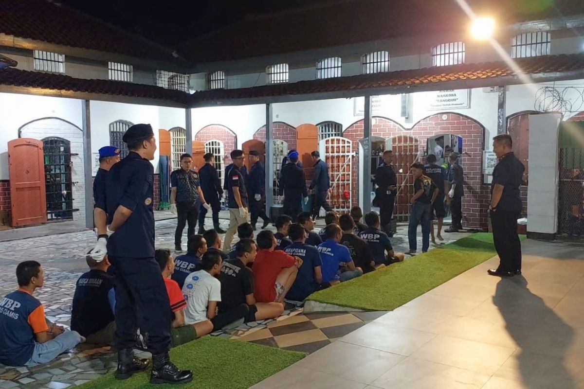 Petugas Lapas Kelas IIB Ciamis bersama BNNK Ciamis melakukan penggeledahan kamar warga binaan dan tes urine, Rabu (2/9/2026) malam. Shotlist.id/Foto: YT