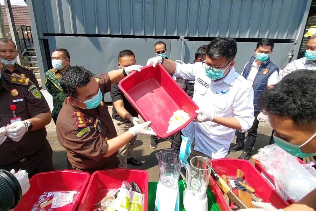 Kejaksaan Negeri Ciamis memusnahkan barang bukti dari 61 perkara yang telah berkekuatan hukum tetap di halaman Kantor Kejari Ciamis, Kamis (3/9/2026). Pemusnahan mencakup narkotika, obat-obatan terlarang, minuman keras dan barang bukti lainnya. Shotlist.id/Foto: YT