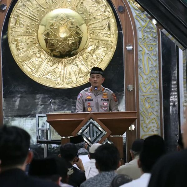 Kapolres Ciamis AKBP Eko Iskandar bersama jajaran melaksanakan Shalat Jumat Keliling sekaligus Jumat Berkah di Masjid Agung Kabupaten Ciamis, Jumat (4/9/2026). Shotlist.id/Foto: Istimewa