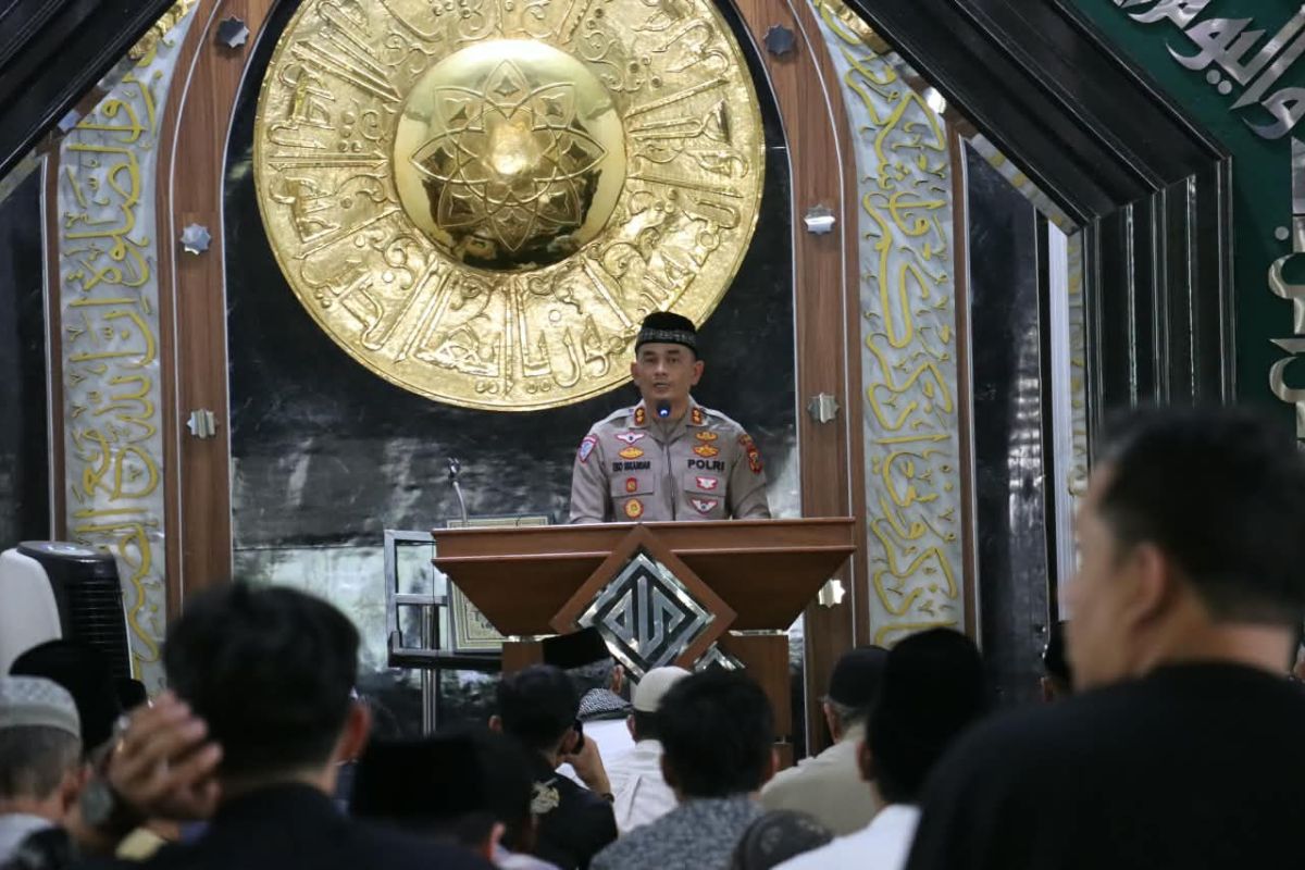 Kapolres Ciamis AKBP Eko Iskandar bersama jajaran melaksanakan Shalat Jumat Keliling sekaligus Jumat Berkah di Masjid Agung Kabupaten Ciamis, Jumat (4/9/2026). Shotlist.id/Foto: Istimewa