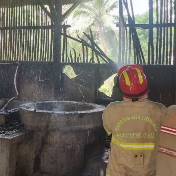 Petugas Damkar Pos WMK Kawali melakukan pemadaman dan pendinginan di pabrik pengolahan tahu yang terbakar di Desa Girilaya, Panawangan, Ciamis, Minggu (6/9/2026). Shotlist.id/Foto: Istimewa