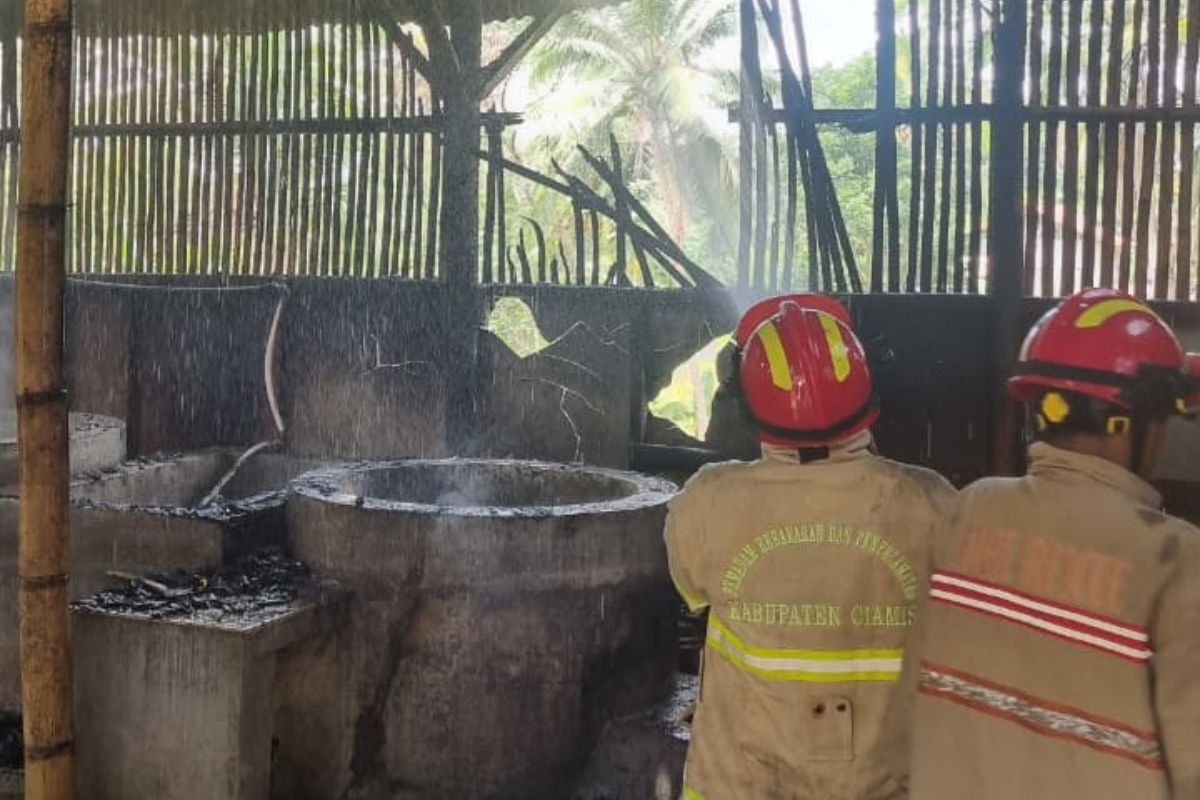 Petugas Damkar Pos WMK Kawali melakukan pemadaman dan pendinginan di pabrik pengolahan tahu yang terbakar di Desa Girilaya, Panawangan, Ciamis, Minggu (6/9/2026). Shotlist.id/Foto: Istimewa